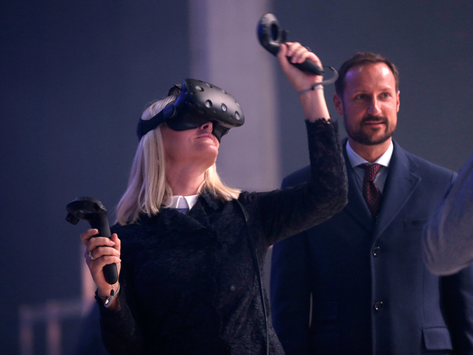 Ruvdnaprinsabárra beasai geahččalit VR-čalbmelásiid Oslo Innovation Week lágideamis 2016:s. Govva: Vidar Ruud / NTB Scanpix